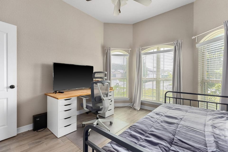 Bed, TV and multimedia, Photo of the whole room, Bedroom