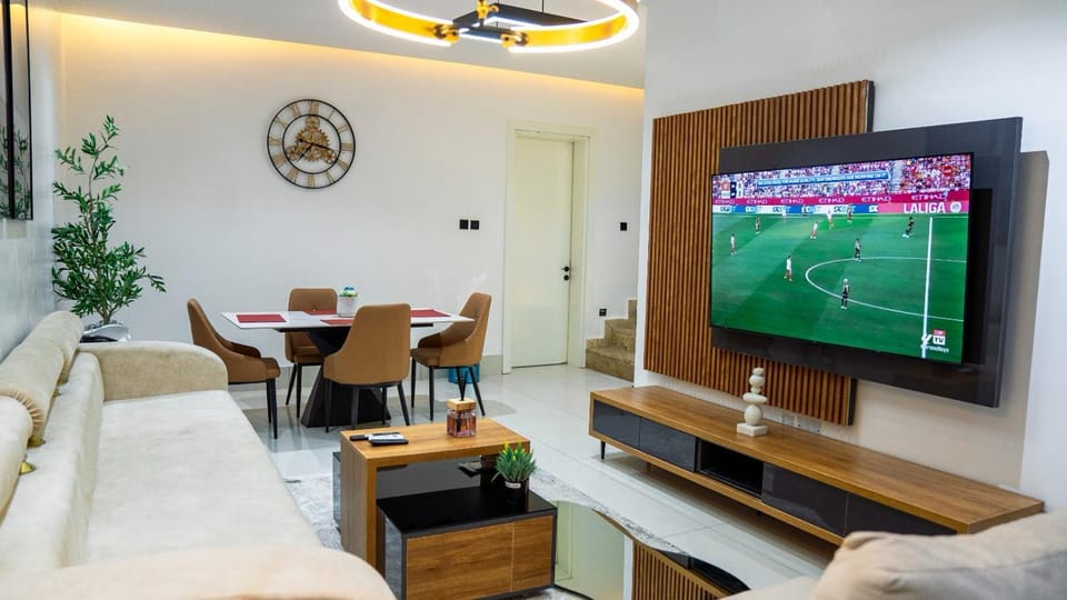 TV and multimedia, Living room, Seating area, Dining area