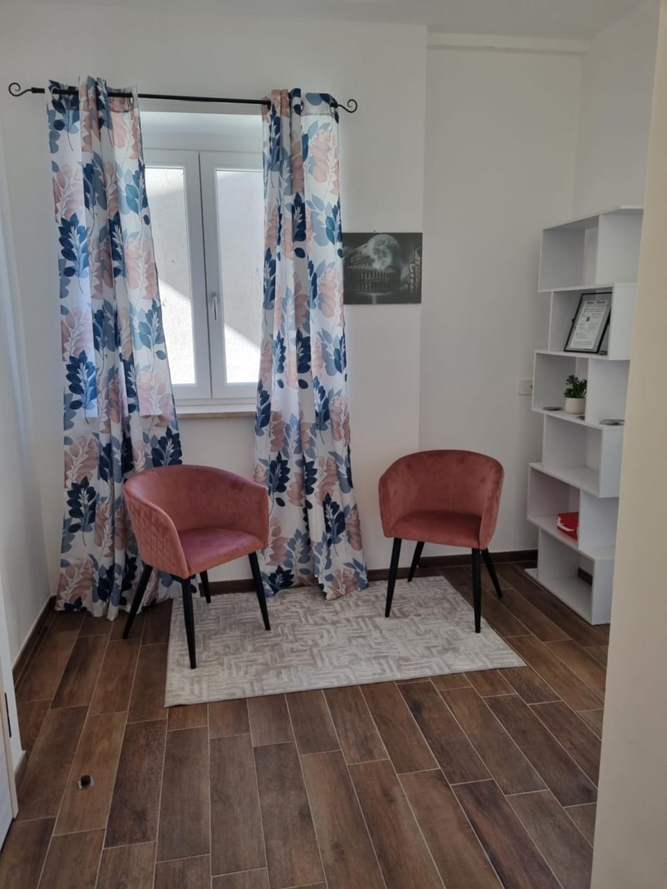 Seating area, Internal: Not applicable to any particular room