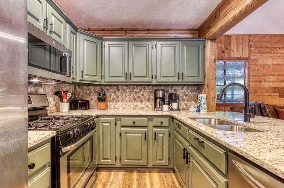 Hilltop Oasis, Strip 4 min, Hot Tub, Games, Pets House in Pigeon Forge