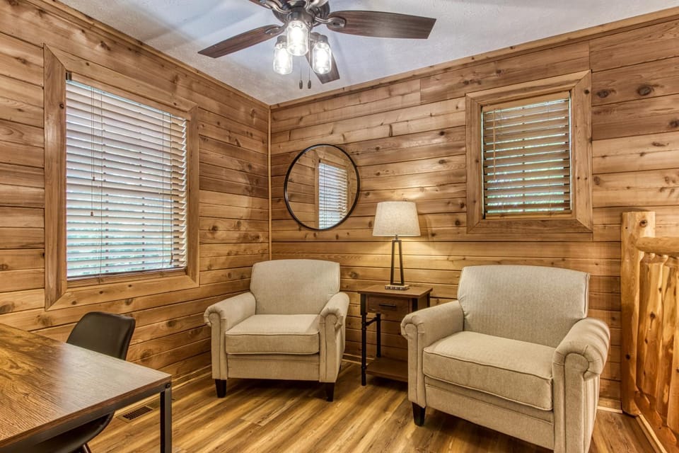 Hilltop Oasis, Strip 4 min, Hot Tub, Games, Pets House in Pigeon Forge