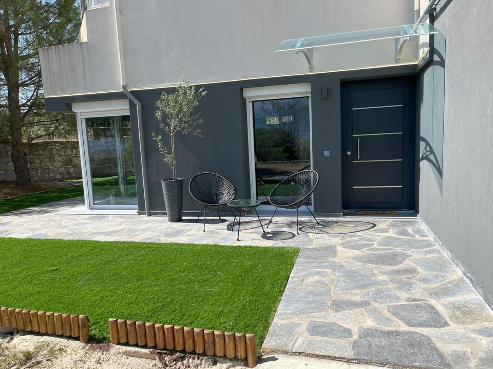 Property building, Patio, Day, Balcony/Terrace