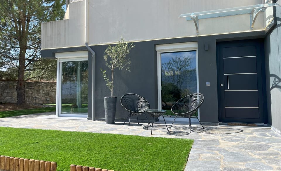 Property building, Patio, Day, Balcony/Terrace