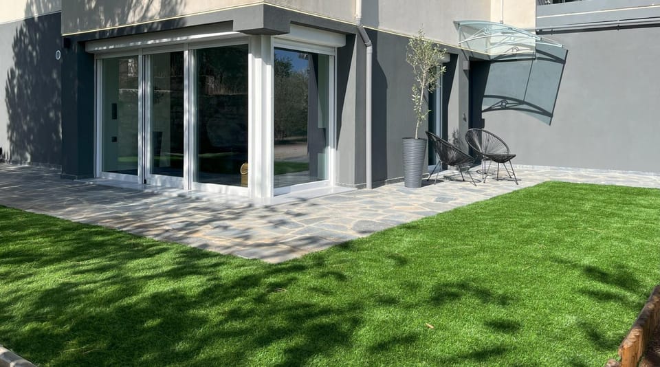 Property building, Spring, Day, Garden, Balcony/Terrace