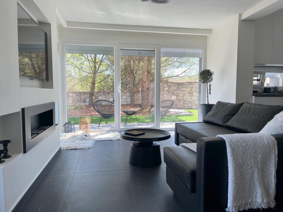 Communal lounge/ TV room, TV and multimedia, Living room, Seating area, Evening entertainment
