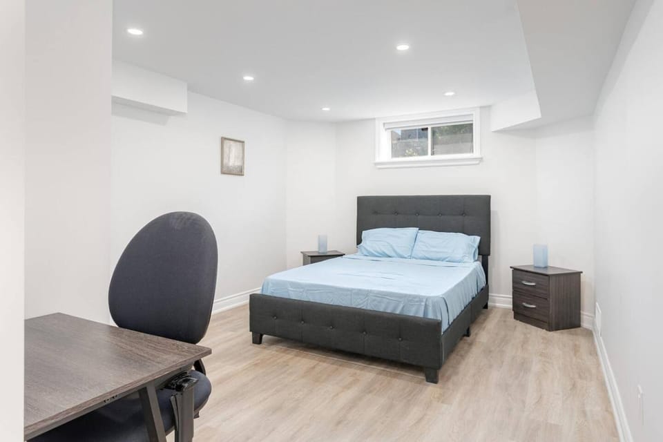 Cozy 3BR 2 Bath Lower Level Close to Shops House in Richmond Hill