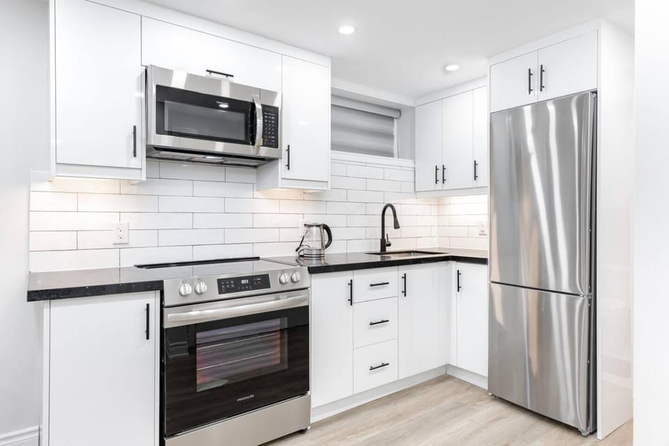 Cozy 3BR 2 Bath Lower Level Close to Shops House in Richmond Hill