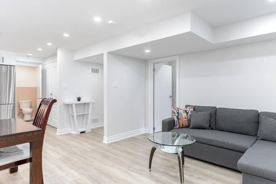 Cozy 3BR 2 Bath Lower Level Close to Shops House in Richmond Hill