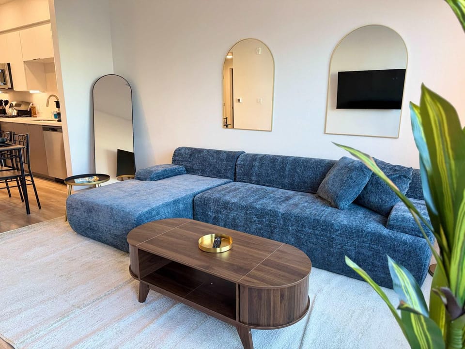 Communal lounge/ TV room, TV and multimedia, Living room, Decorative detail, Seating area, Evening entertainment