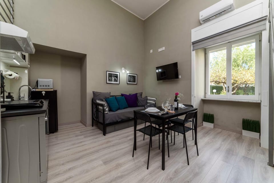 TV and multimedia, Kitchen or kitchenette, Living room, Dining area, stove