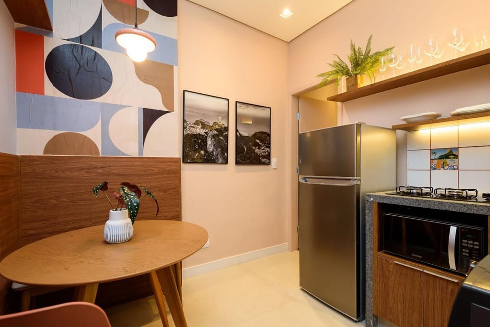 Kitchen or kitchenette, Dining area, microwave, stove