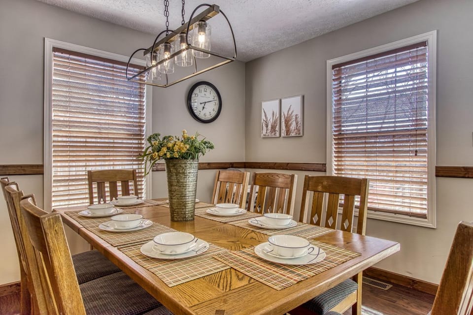 Spacious, 3 Kings, Games ,Hot Tub, Game Room, HOA Pool House in Pigeon Forge