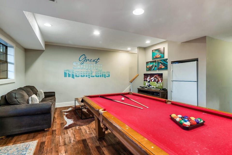Spacious, 3 Kings, Games ,Hot Tub, Game Room, HOA Pool House in Pigeon Forge