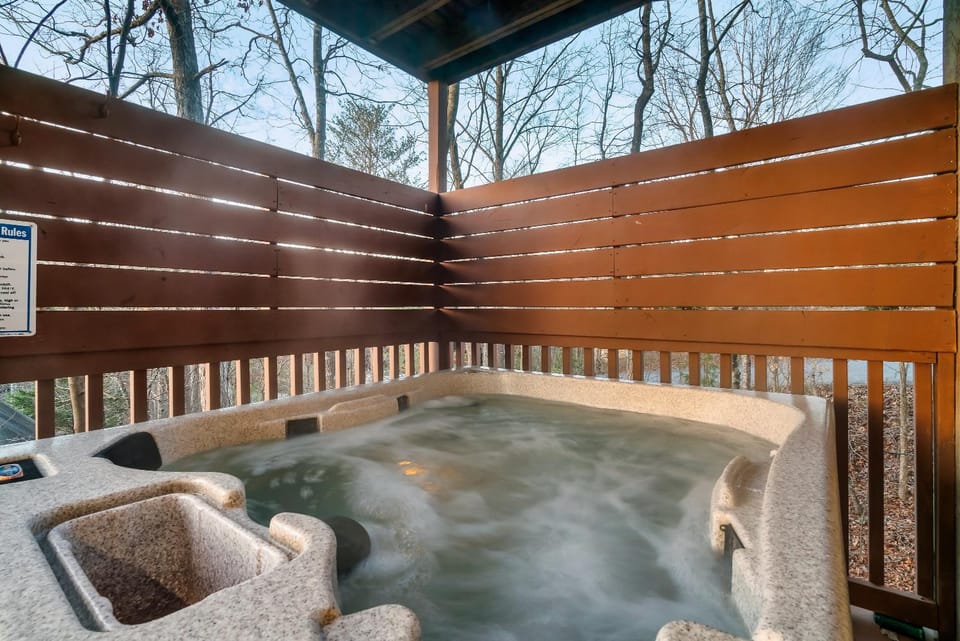 Spacious, 3 Kings, Games ,Hot Tub, Game Room, HOA Pool House in Pigeon Forge