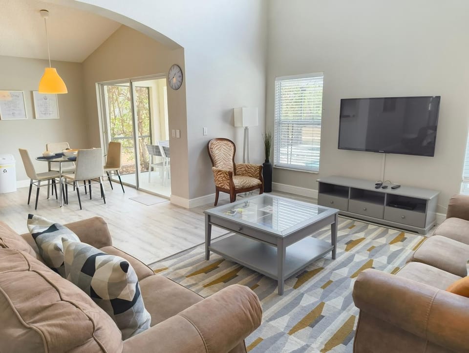 Communal lounge/ TV room, TV and multimedia, Living room, Seating area, Evening entertainment