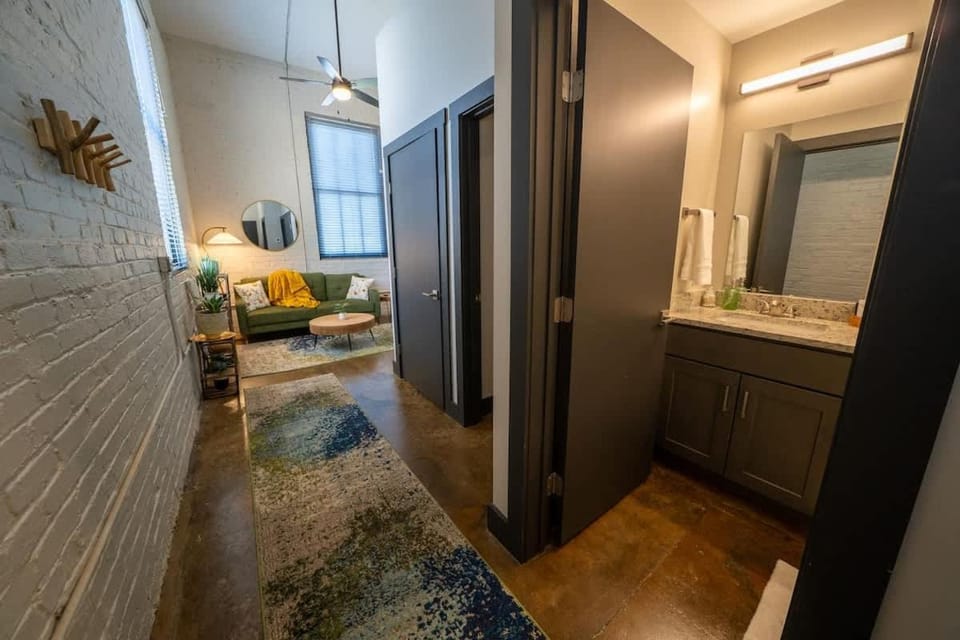 King bedroom Apartment - River - Brewery - Downtown Apartment in Shenandoah Valley