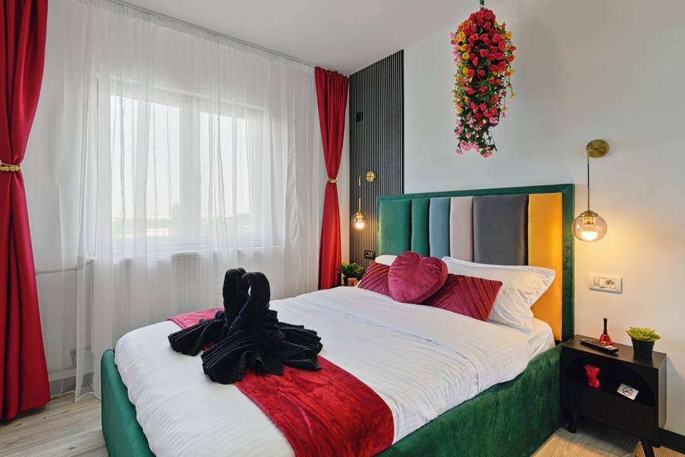 Bed, Photo of the whole room, Bedroom, towels