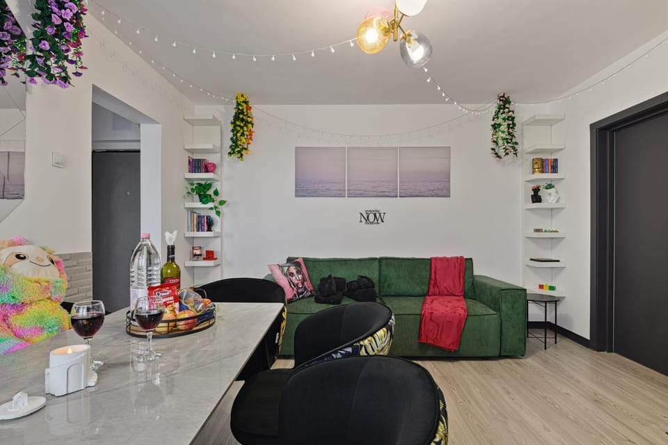 Living room, Food and drinks, Dining area