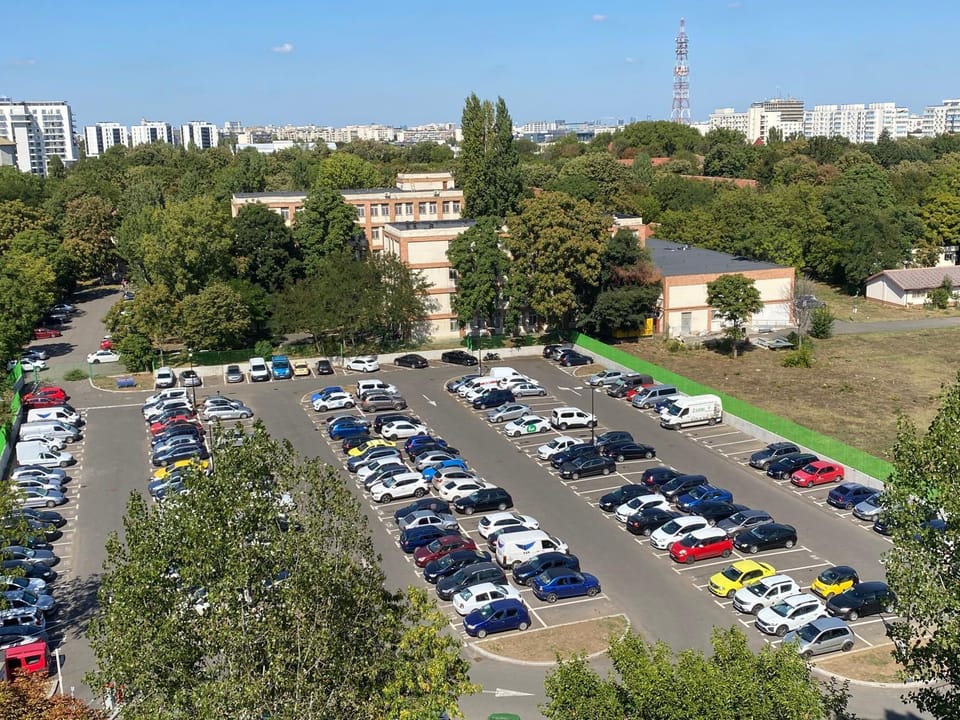 Day, City view, Street view, Location, Parking