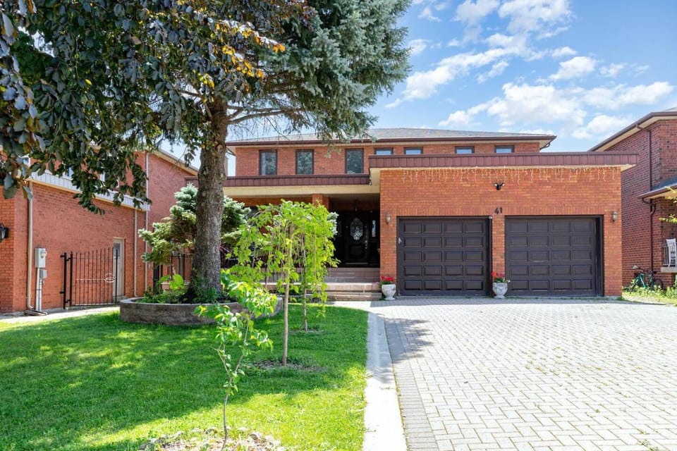 Cozy 1BR Lower Level Walking distance to shops House in Richmond Hill