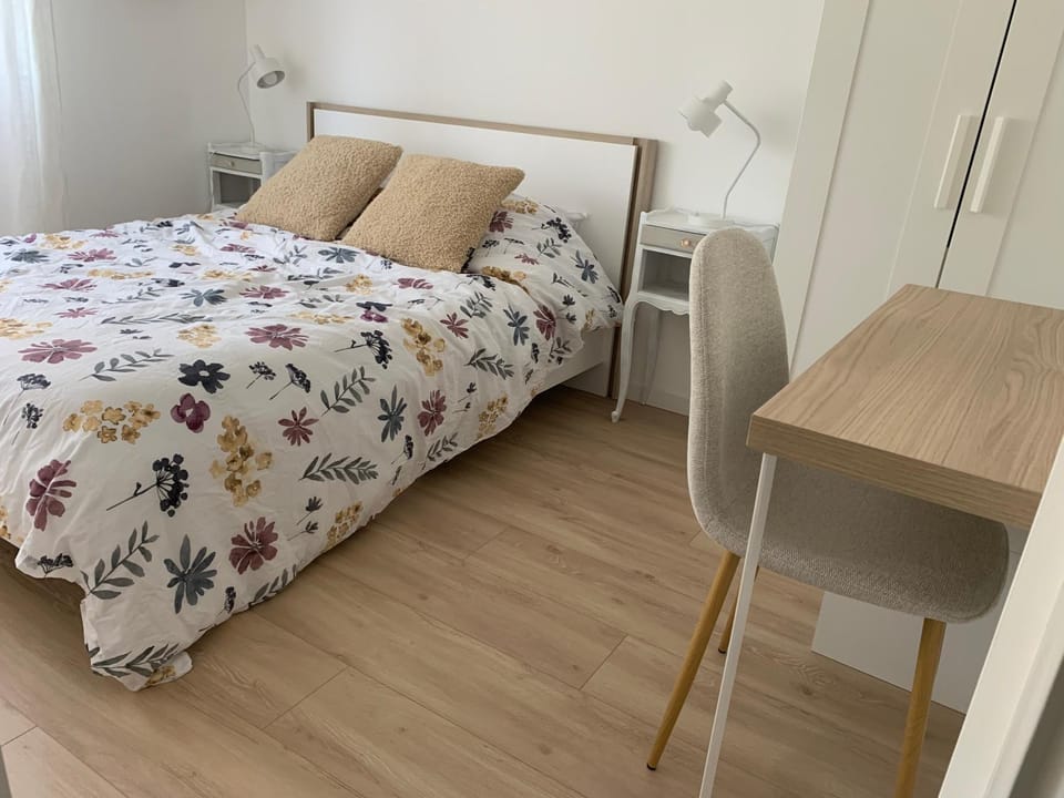 Large 2 bedroom apartment with a quiet harbor view, fiber, balcony, parking Apartment in Séné