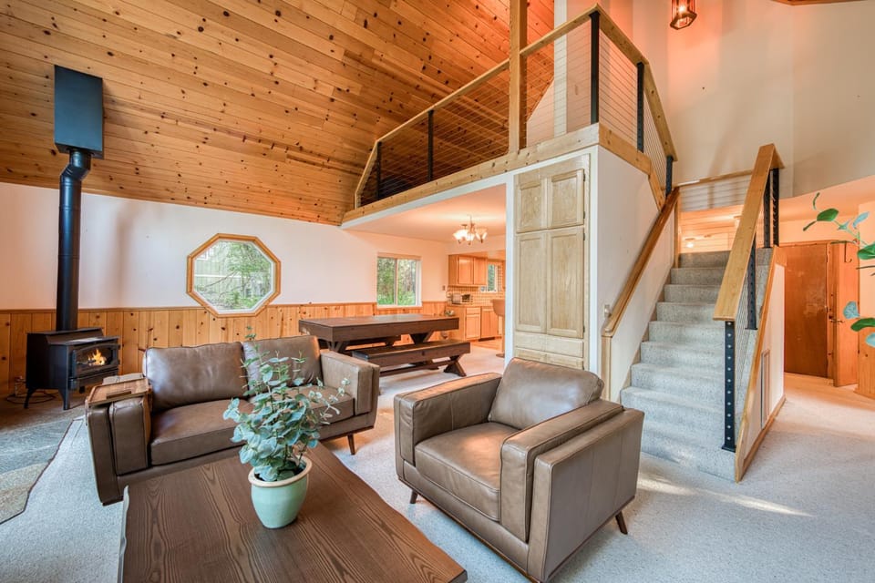 Hearthlight Cabin at Tahoe Donner by Tahoe Getaways - Pet-Friendly 3BR w Guest Suite Cabin in Truckee