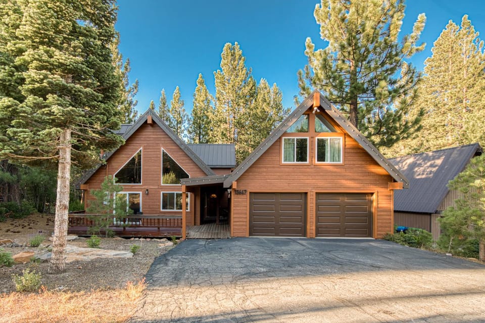 Hearthlight Cabin at Tahoe Donner by Tahoe Getaways - Pet-Friendly 3BR w Guest Suite Cabin in Truckee
