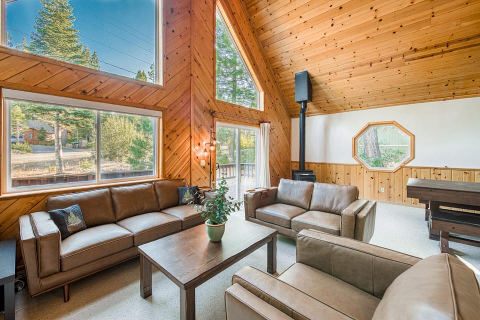 Hearthlight Cabin at Tahoe Donner by Tahoe Getaways - Pet-Friendly 3BR w Guest Suite Cabin in Truckee