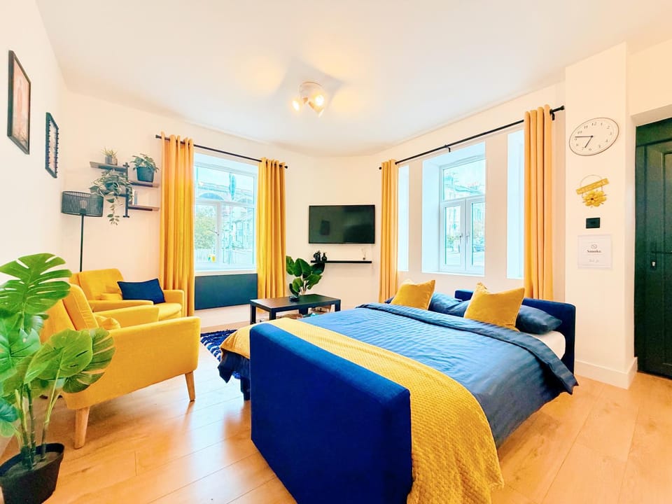 Bed, TV and multimedia, Living room