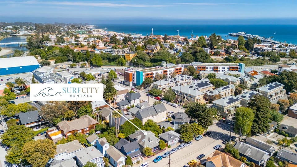 6BD Downtown House Walk to Beach Boardwalk House in Santa Cruz
