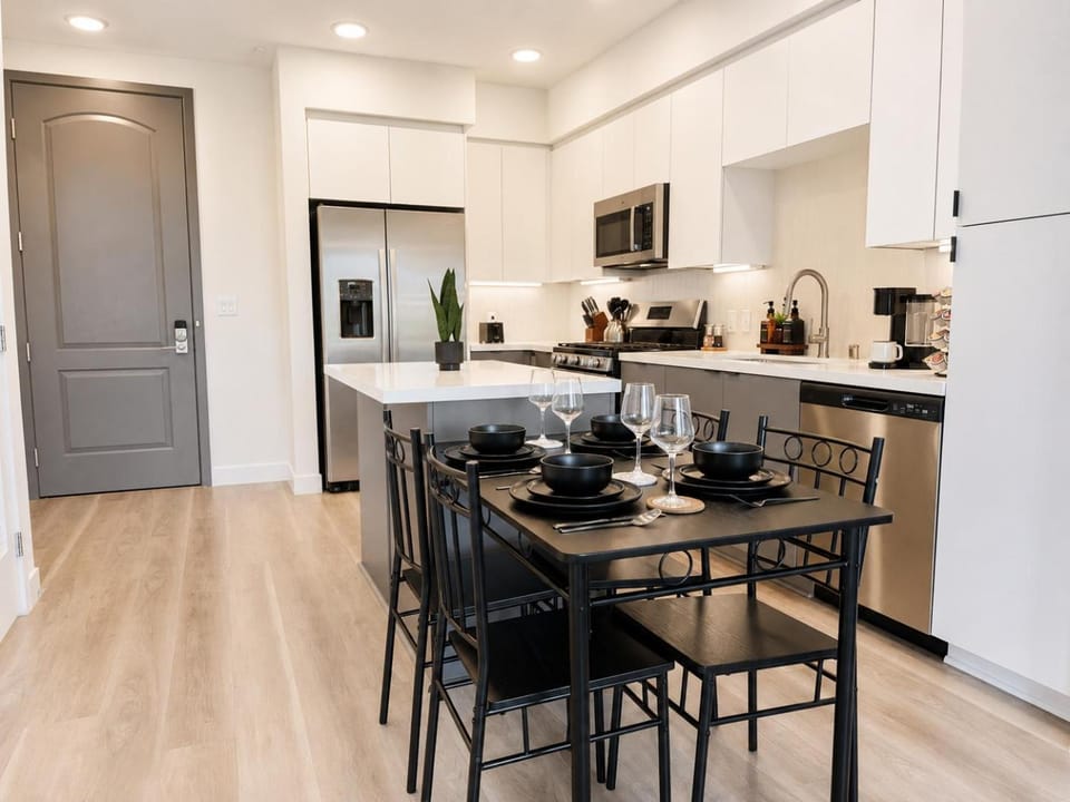 Coffee/tea facilities, Kitchen or kitchenette, Food and drinks, Dining area, Food, Dinner, dishwasher, oven, stove, toaster