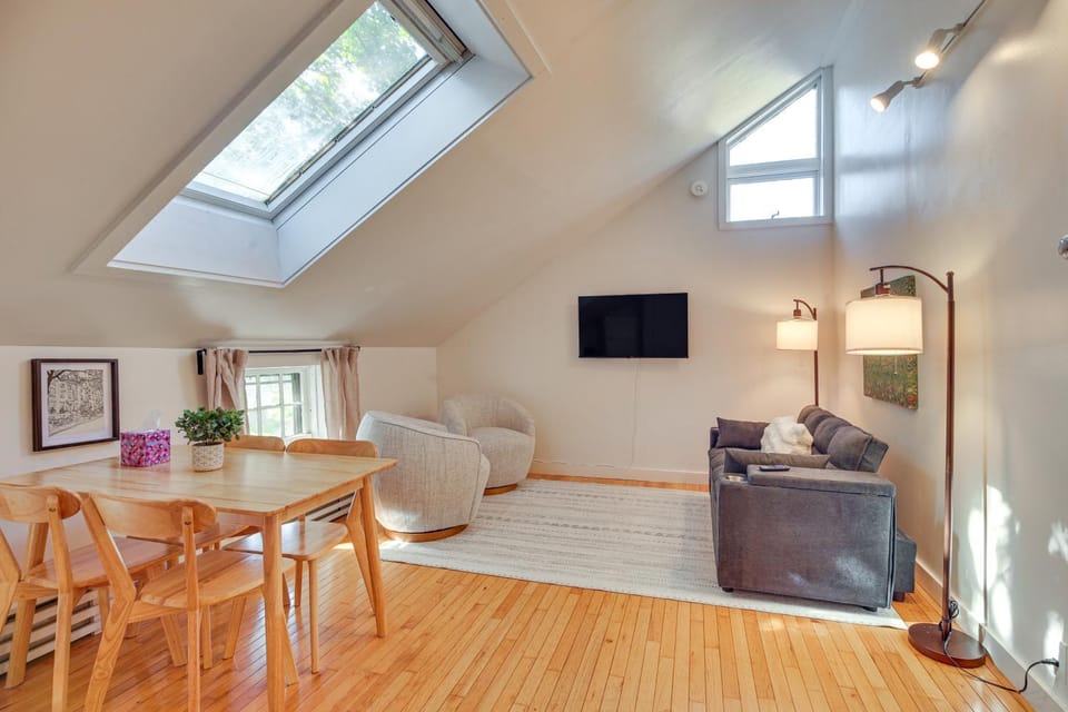 Hike & Leaf Peep: Couple’s Retreat in Waterbury! Apartment in Waterbury