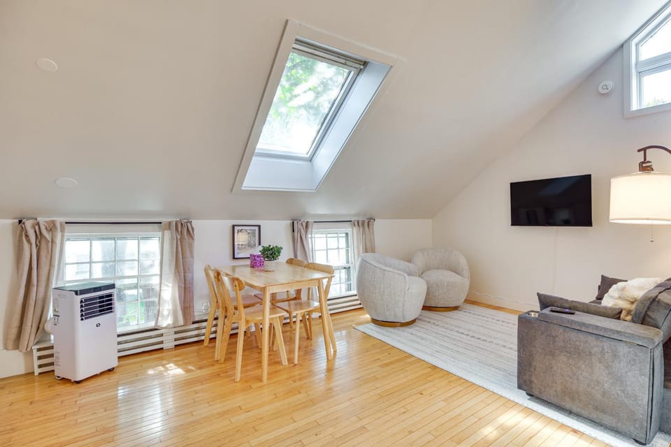 Hike & Leaf Peep: Couple’s Retreat in Waterbury! Apartment in Waterbury