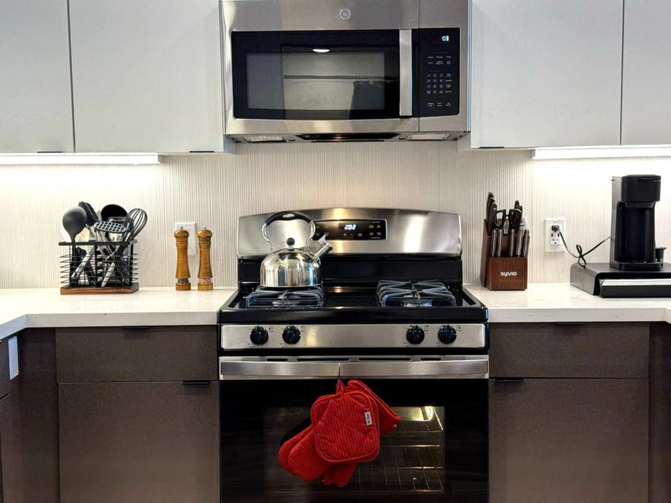 Coffee/tea facilities, Kitchen or kitchenette, Food and drinks, Food, Dinner, dishwasher, minibar, stove, toaster