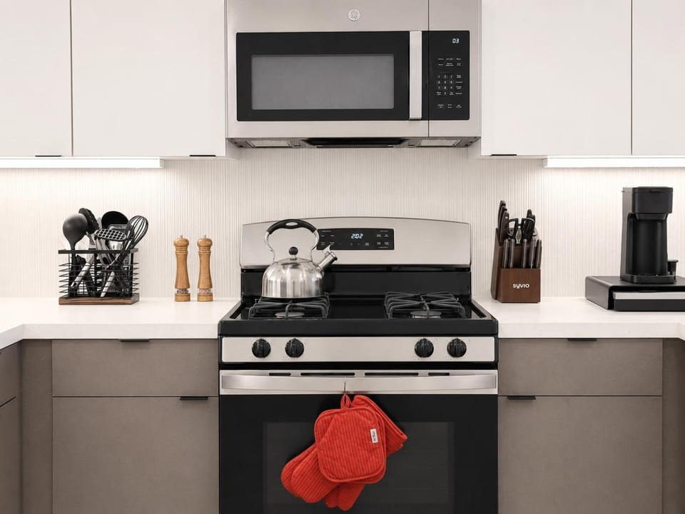 Coffee/tea facilities, Kitchen or kitchenette, Food, dishwasher, microwave, oven, stove, toaster