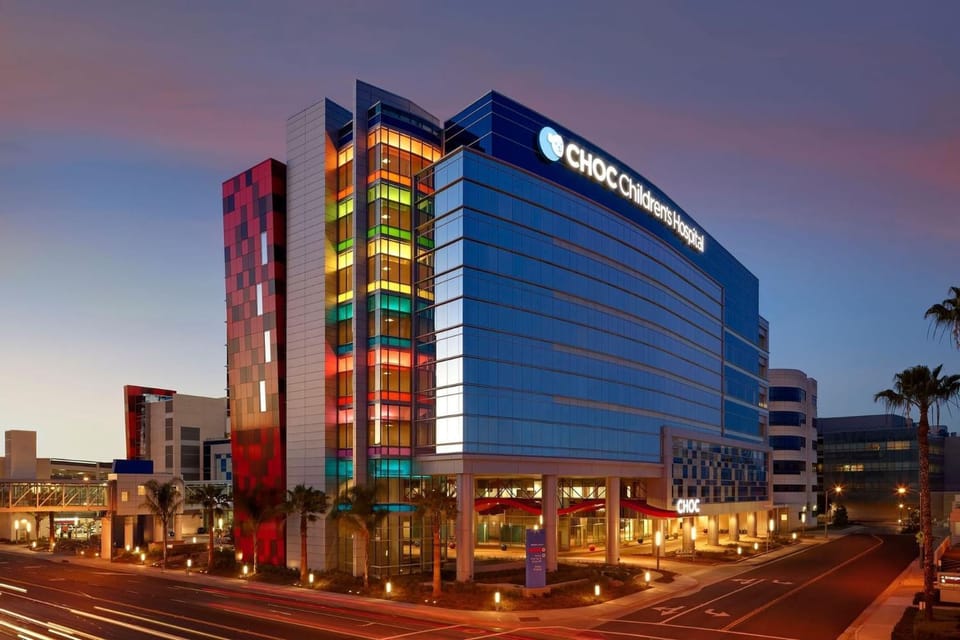 Property building, Nearby landmark, Off site, Day, Night, Neighbourhood, City view, Location, Parking