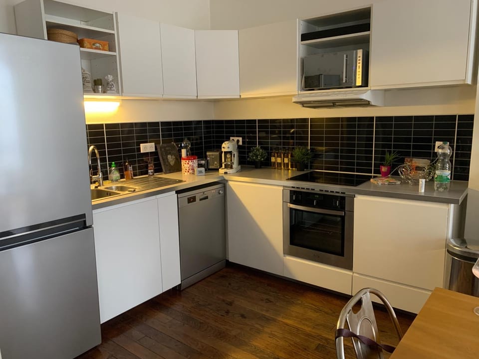 Coffee/tea facilities, Kitchen or kitchenette, dishwasher, oven, stove, toaster
