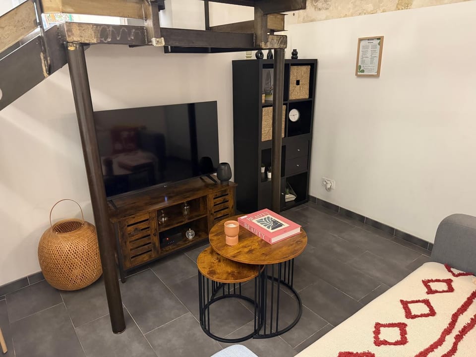 Studio#LesHalles#Centre Historique #Wifi#Clim#Terrasse#Confort & Calme Apartment in Avignon