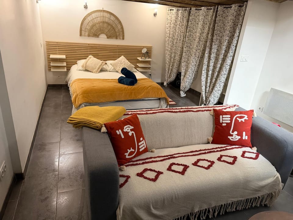 Studio#LesHalles#Centre Historique #Wifi#Clim#Terrasse#Confort & Calme Apartment in Avignon