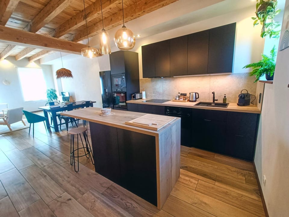 Coffee/tea facilities, Kitchen or kitchenette, Dining area, minibar, stove