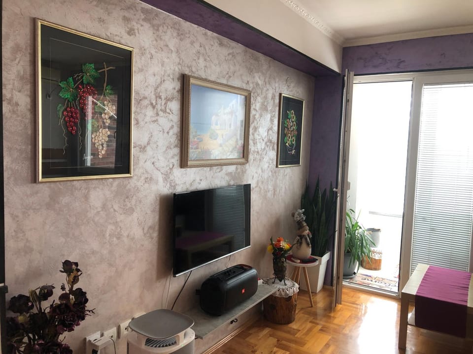 Communal lounge/ TV room, TV and multimedia, Living room, Seating area, Evening entertainment