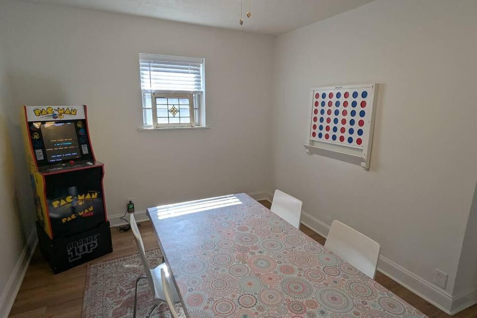 Contractors Lounge Near Downtown Cartersville House in Cartersville