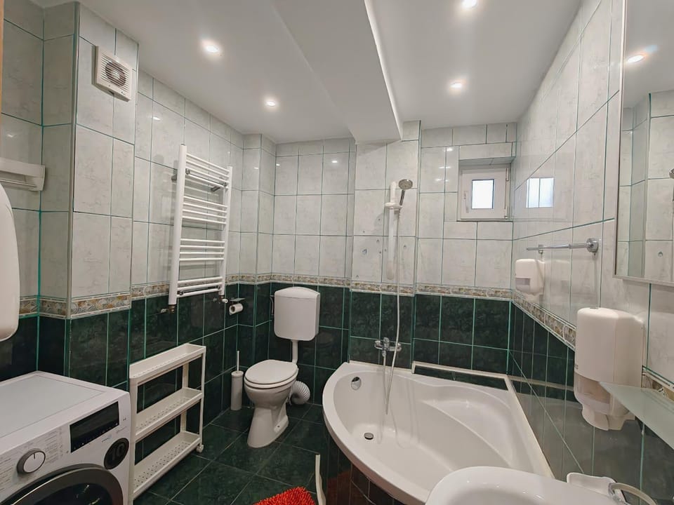 Shower, Toilet, Bathroom, Bath, towels