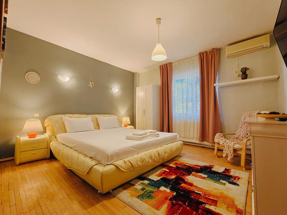 Bed, TV and multimedia, Photo of the whole room, Bedroom