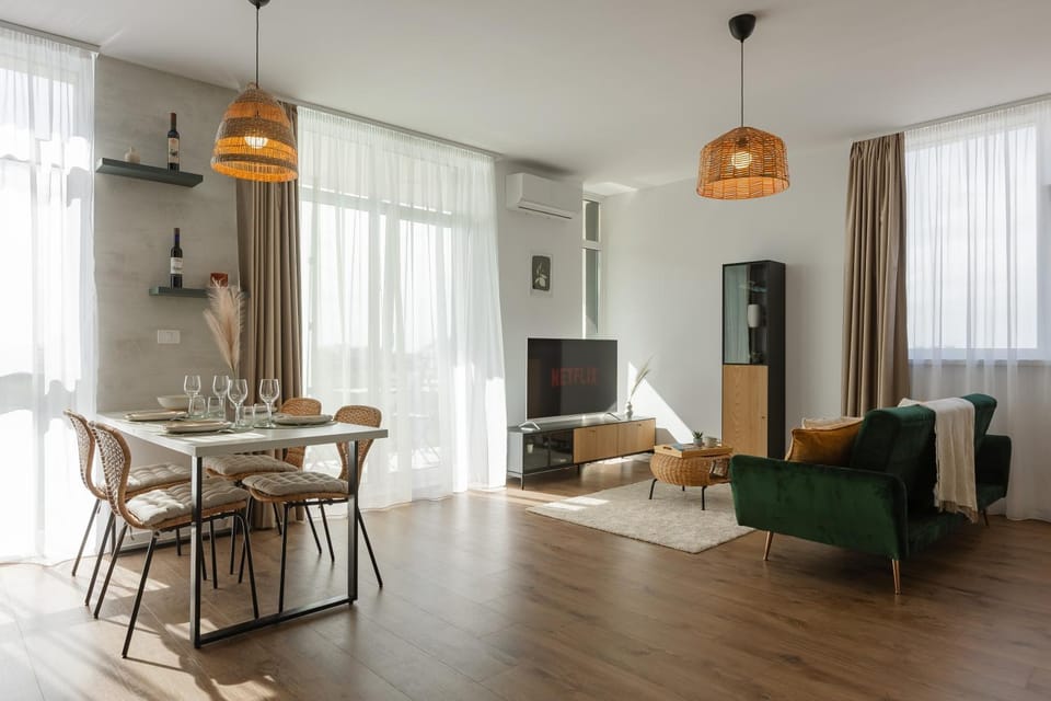 Communal lounge/ TV room, TV and multimedia, Living room, Seating area, Dining area