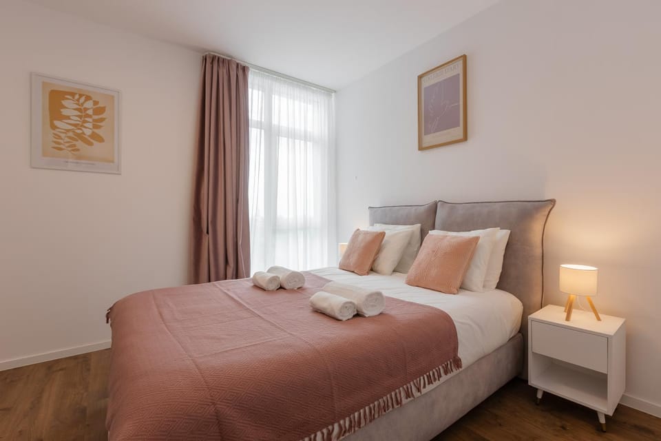 Bed, Photo of the whole room, Bedroom, towels