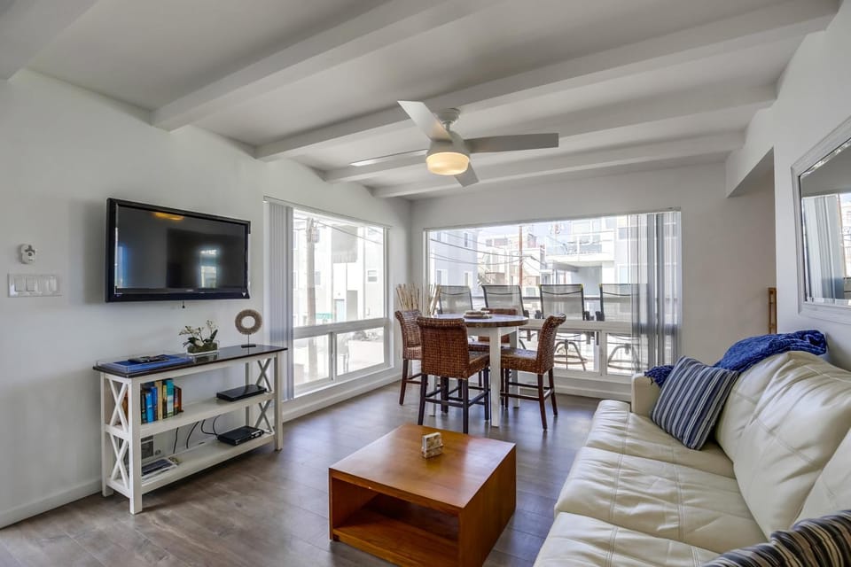 South Shore Gem with Ocean View, Patio, BBQ House in Mission Beach