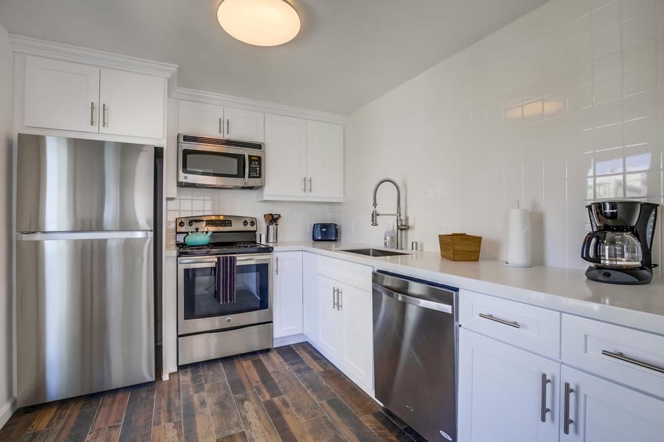 South Shore Gem with Ocean View, Patio, BBQ House in Mission Beach