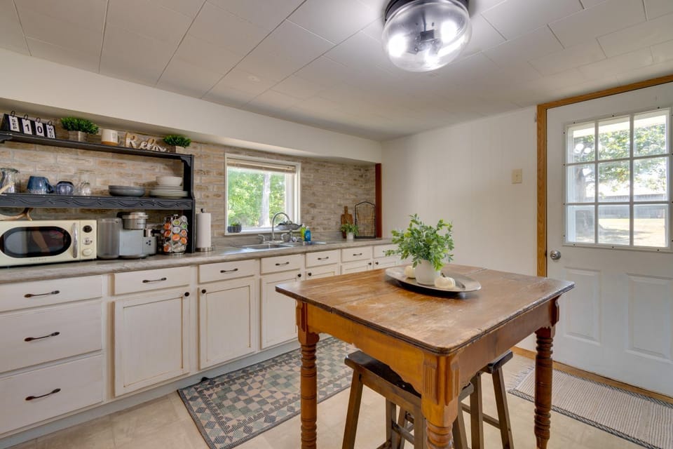 Jewett Winter Escape: Trails, Casey & Fire Pit House in Illinois