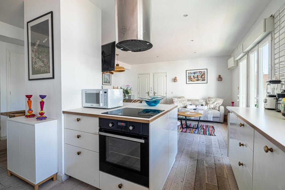Kitchen or kitchenette, Living room, Seating area, Dining area, dishwasher, minibar, oven, stove, toaster